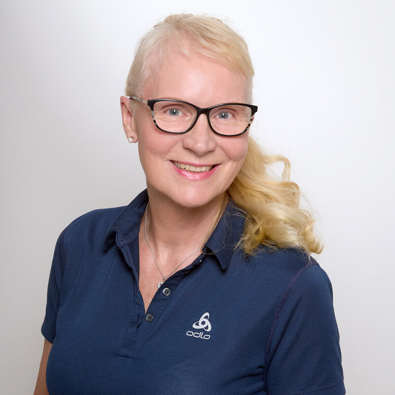 Foto der Physiotherapeutin Birgit Weck, die lächelnd in die Kamera guckt.