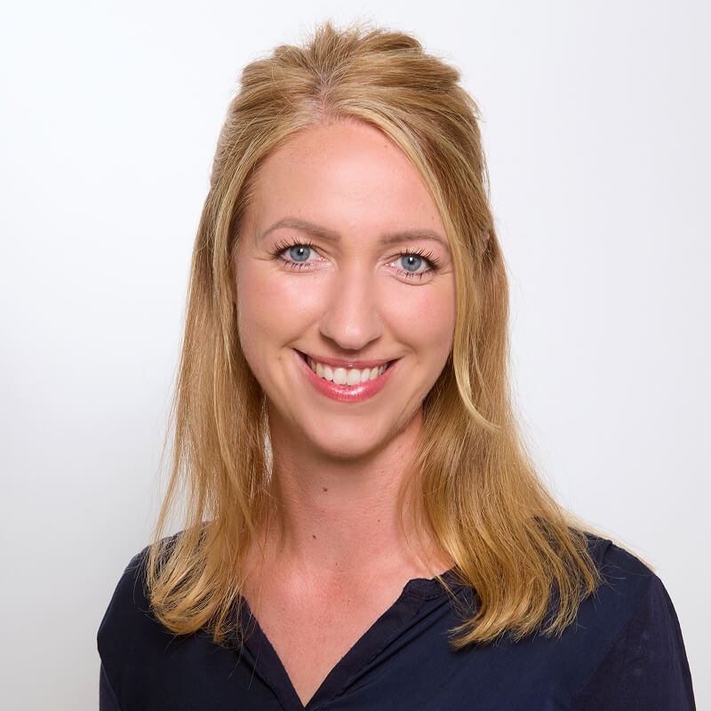 Foto der Ökotrophologin & Inhaberin Christine Gehrkens, die lächelnd in die Kamera guckt.