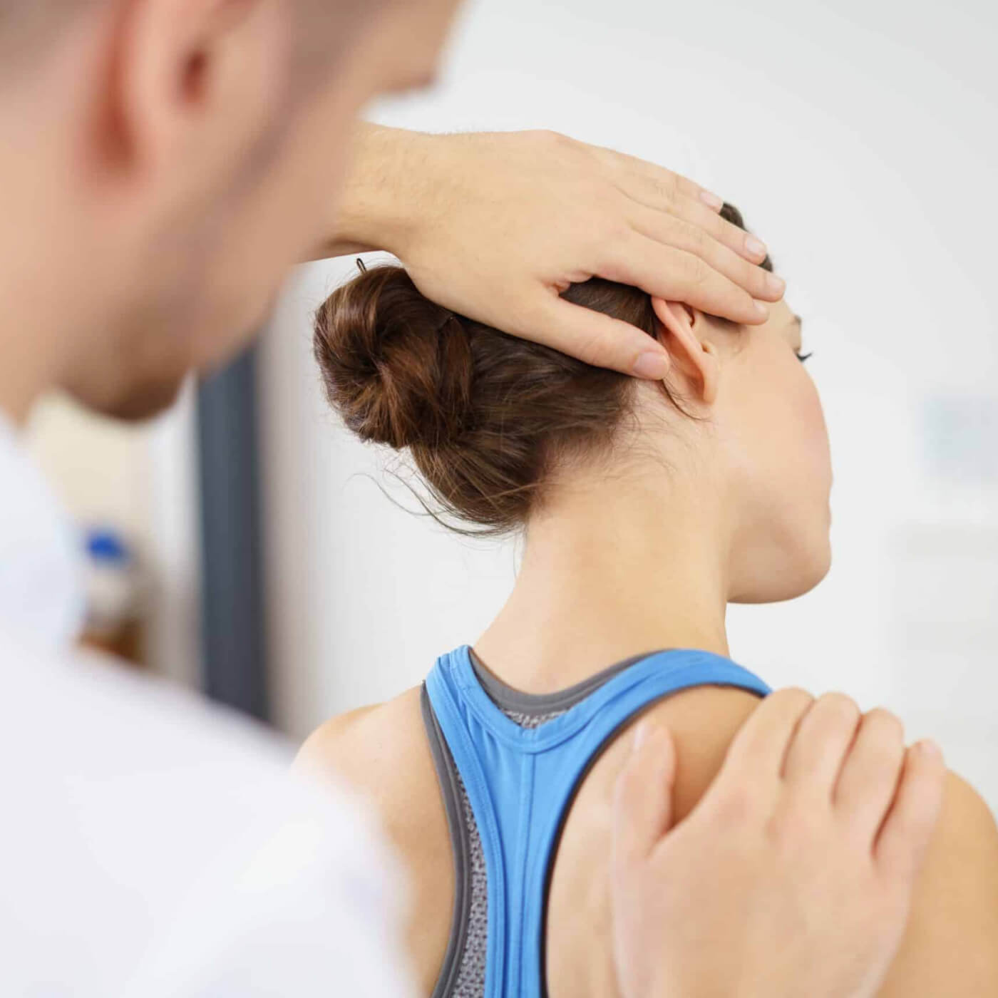 Eine Patientin, bei der Krankengymnastik angewendet wird.